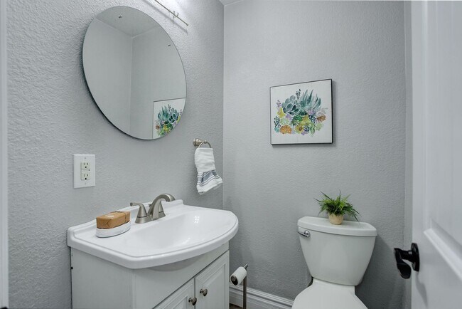 Building Photo - 4 Bed | 2 Bath | Spacious Backyard | Prime...