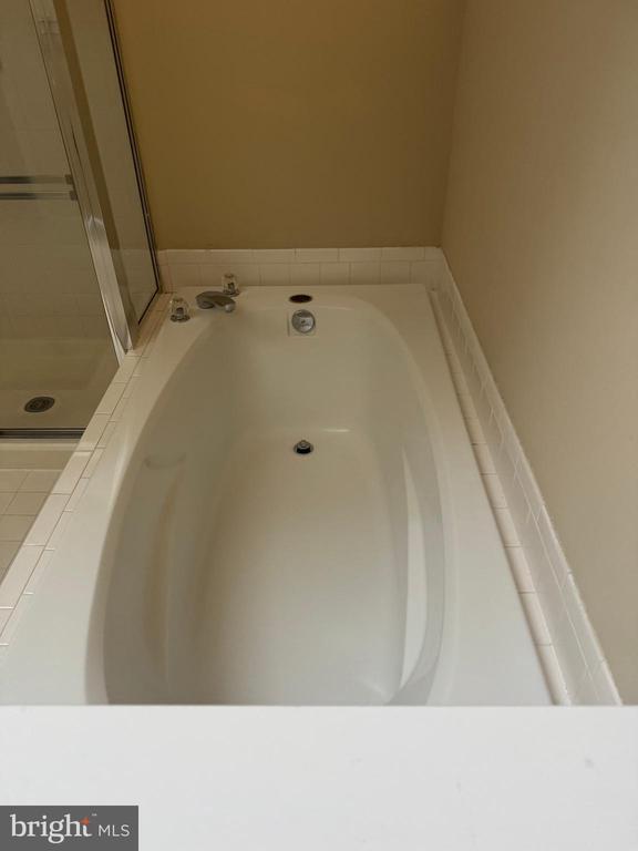 Building Photo - 2414 N Hampton Dr