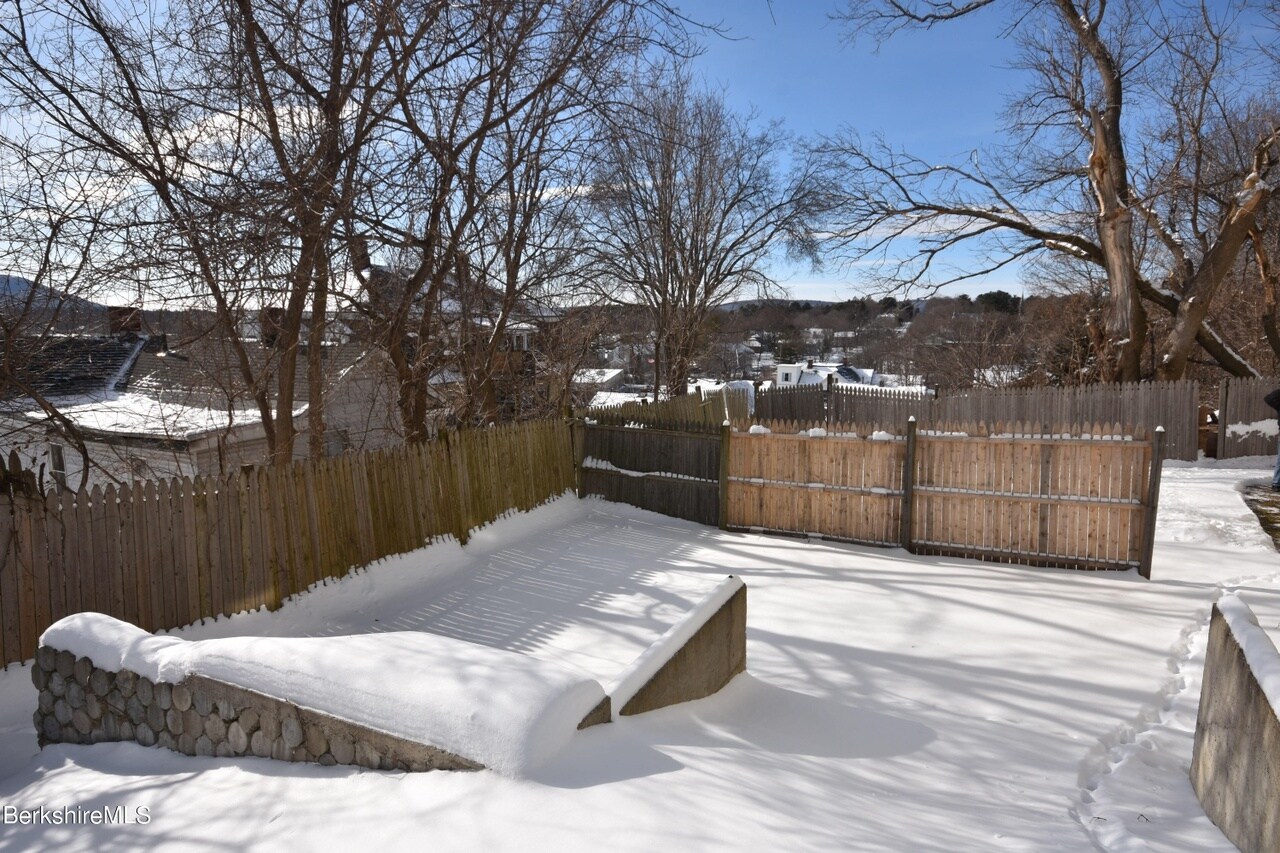 Patio/Garden Area - 19 Circular Ave
