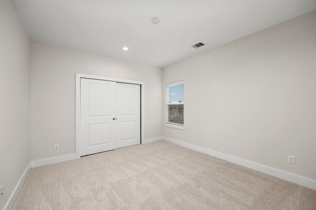 Building Photo - 326 Eastwood St
