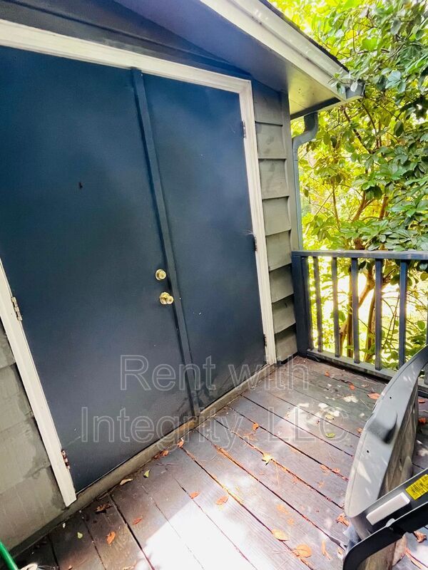 Building Photo - 581 Holyoke Ct