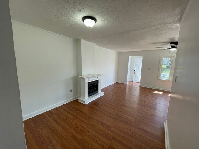 Building Photo - 2/1 Duplex in Benton