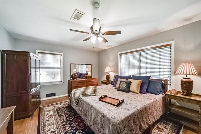 Building Photo - 9910 Pine Lake Dr