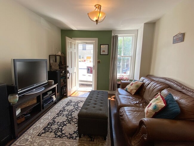 Building Photo - Charming two level row house in downtown Frederick available now!