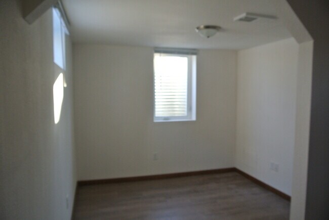 Building Photo - 4 Bedroom House!