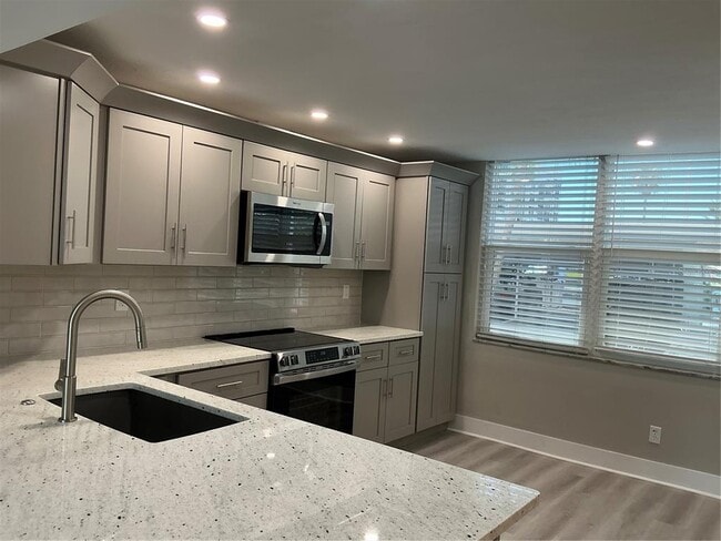 Building Photo - 7645 Sun Island Dr S