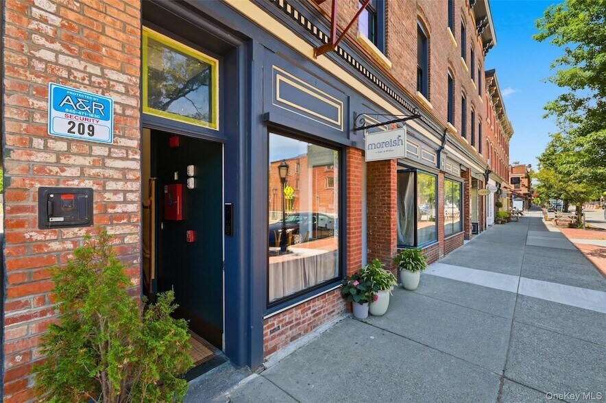 Building Photo - 207 Main St