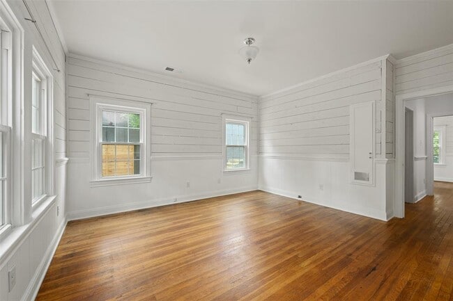 Building Photo - 2111 Kenwood Ave