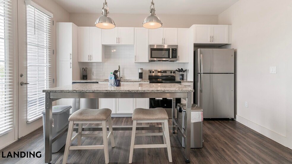 Building Photo - 5885 Lakehurst Dr