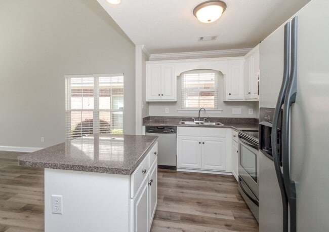 Building Photo - 823 Landing Dr