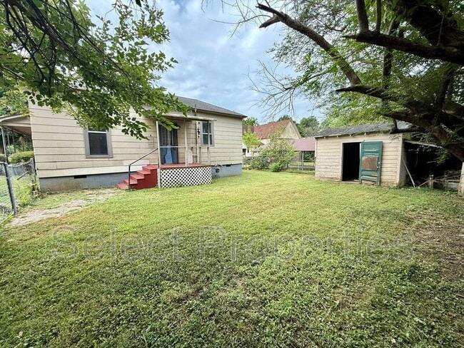 Building Photo - 904 W Oak Ave