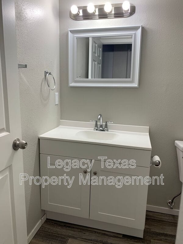 Building Photo - 1410 Courtney Pl