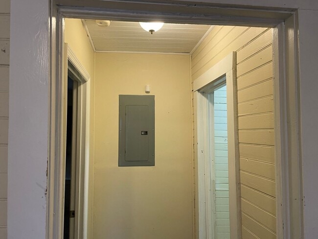 Building Photo - 2 Bed, 1 Bath House