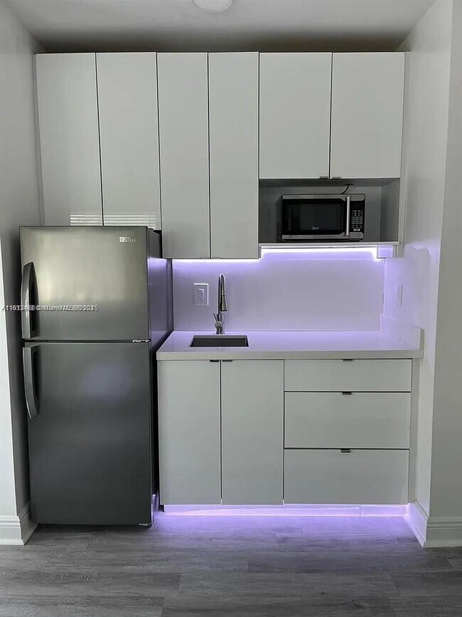 Building Photo - 7325 Carlyle Ave