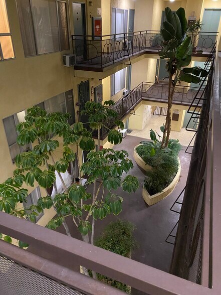 Building Photo - 5545 Carlton Way
