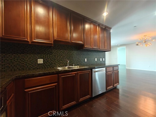 Building Photo - 637 S Fairfax Ave