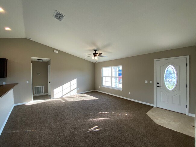 Building Photo - 3/2/2 Silver Spring Shores **Available NOW**