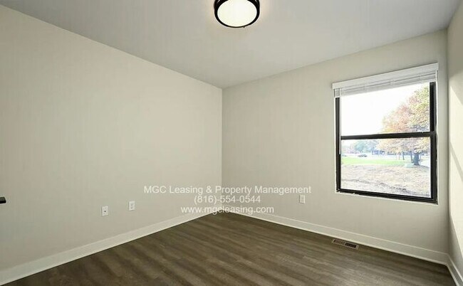 Building Photo - Oak Ridge Falls – Modern 3-Bedroom Townhome with 2-Car Garage, ask about our September Special!