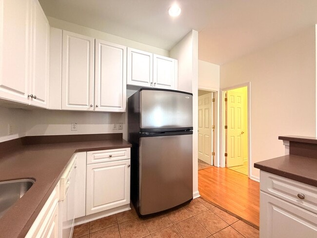 Building Photo - Spacious 3BR/3BA AVAILABLE NOW!