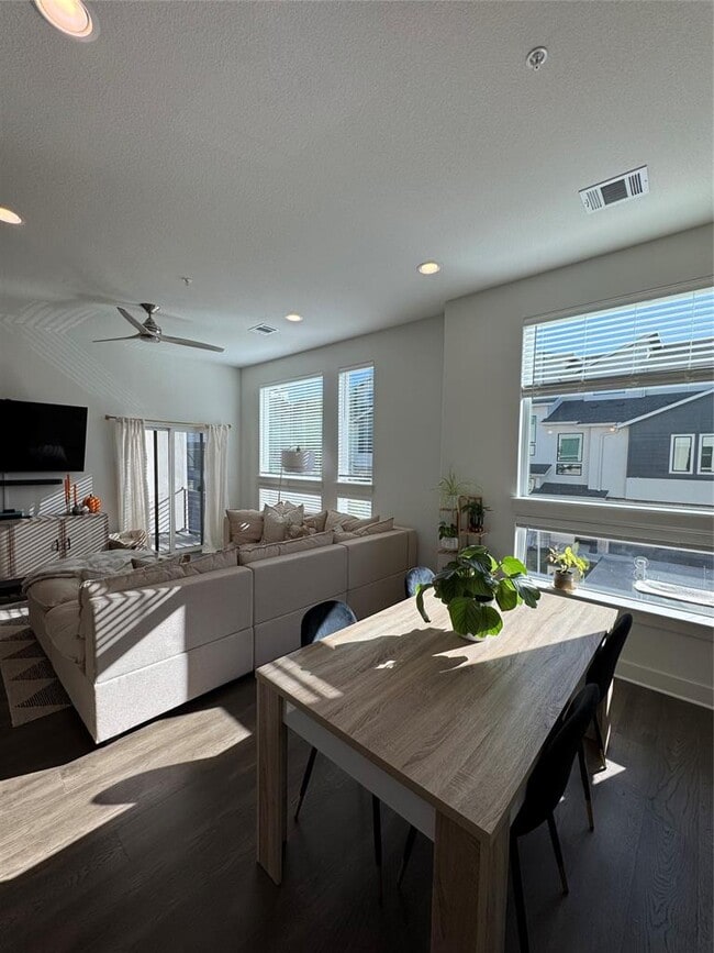 Building Photo - 2050 Lohmans Spur Rd