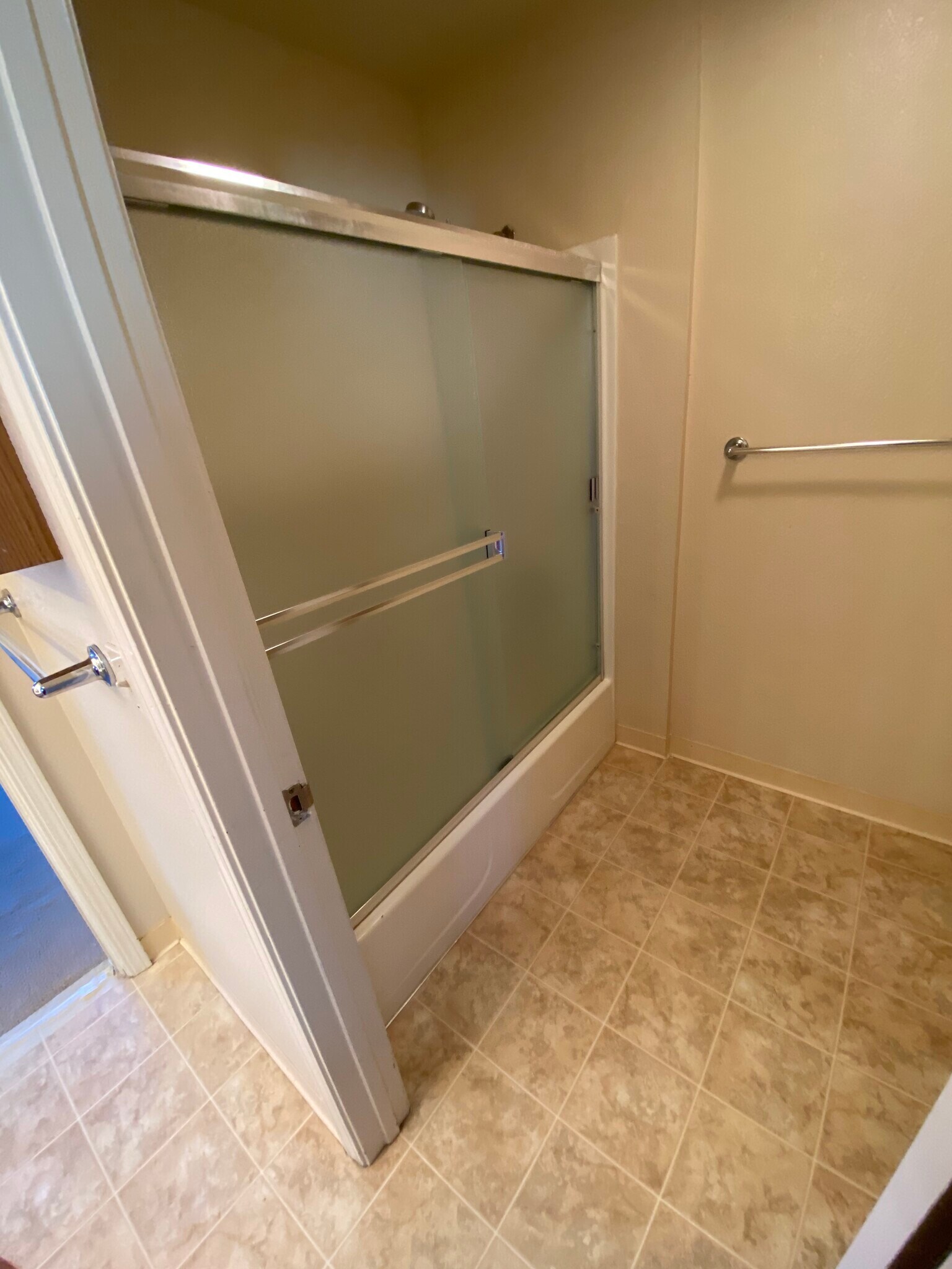 New Top floor tub/shower not yet pictured - 445 Willow Ave