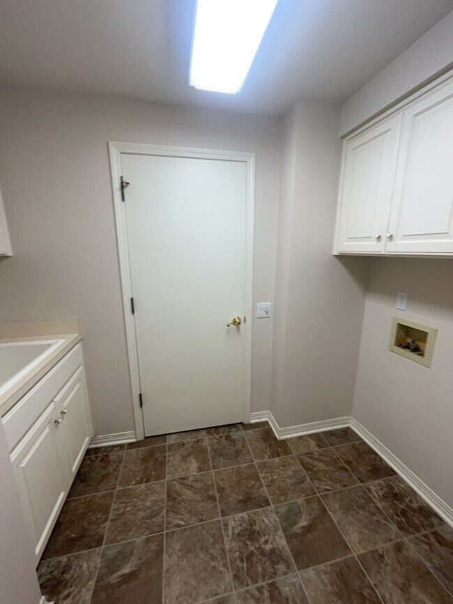 Building Photo - 7168 Lawnridge St NE