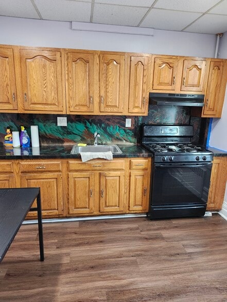 Building Photo - 70 Valentine St