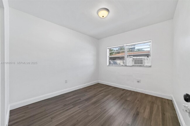 Building Photo - 15940 NE 19th Ct