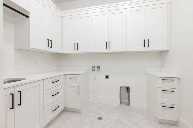 Building Photo - 6 bed / 4 bath / 3 car garage custom home in Pecan Valley