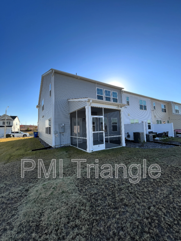 Building Photo - 5049 Tura St