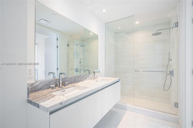 Building Photo - 700 NE 26th Terrace