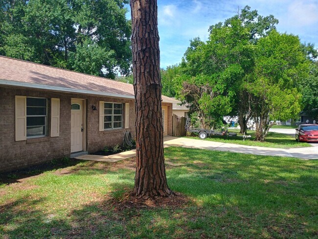 Building Photo - 4 bedroom 2 bathroom House- fenced in yard