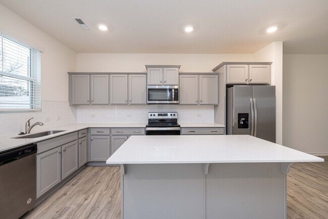 Building Photo - Charming Townhome community   3br 2.5ba with a cooks kitchen with island minutes from I-85 and sh...