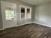Building Photo - 1401 N Gladstone Ave