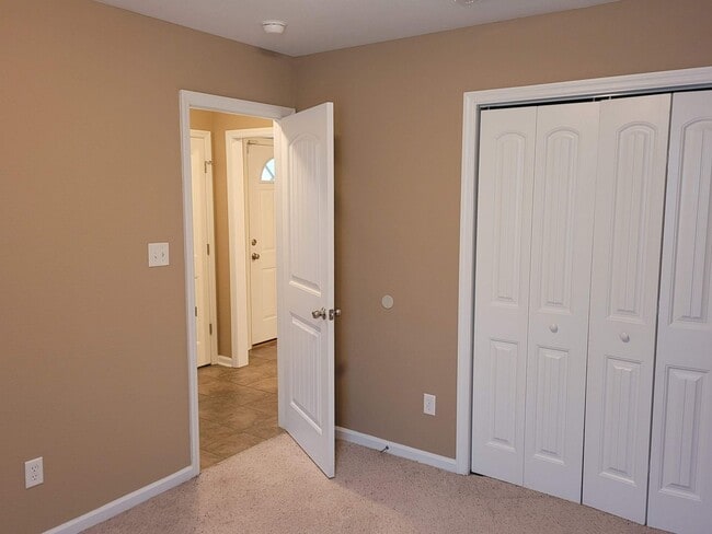 Building Photo - Spacious 3BD/2BA Home Near Moody AFB | Ope...