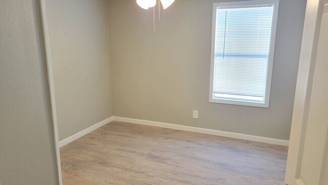 Building Photo - Totally Remodeled! 3/2