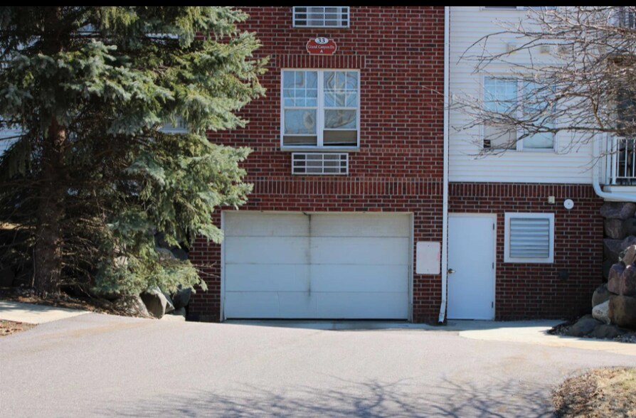 Underground heated garage - 33A Grand Canyon Dr