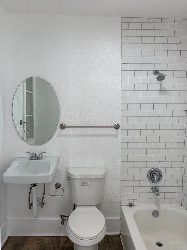 Building Photo - Charming 1-Bedroom Duplex in Wheatley Heights