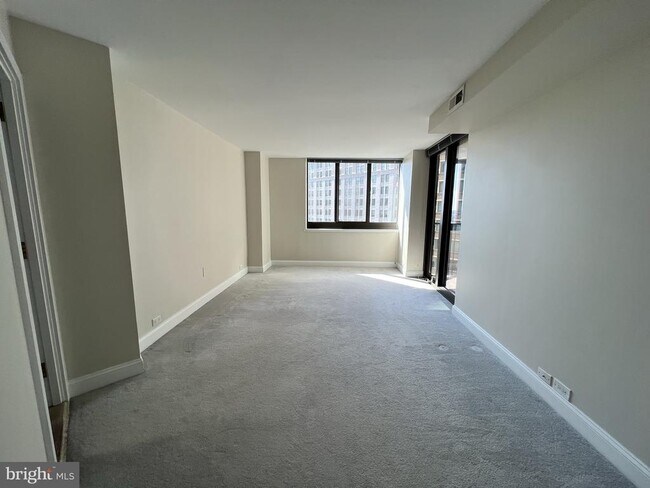 Building Photo - 1420 Locust St