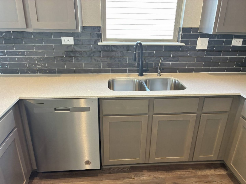 Building Photo - 104 Bass Ln