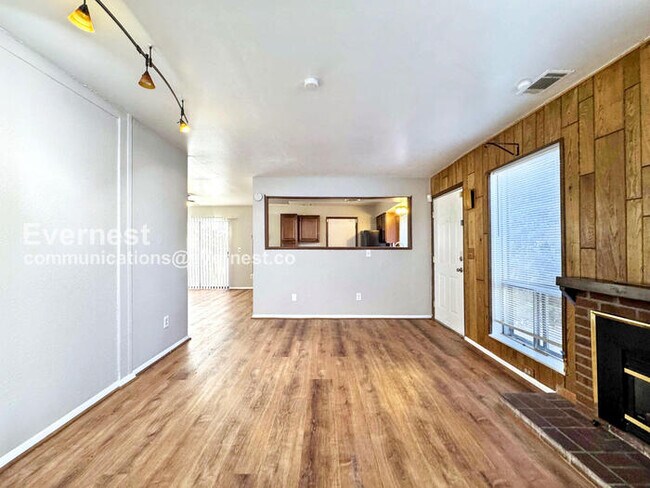 Building Photo - PROMO: Half Off the First Month's Rent! / 3 Bed, 1 Bath Townhome with Garage & Fenced Yard