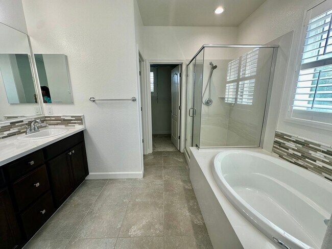 Building Photo - Beautiful Newer Home, Very Clean- Move In ...