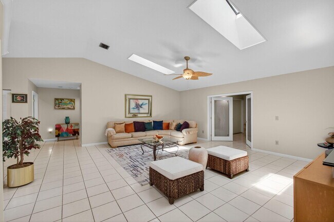 Building Photo - 2925 Riviera Dr