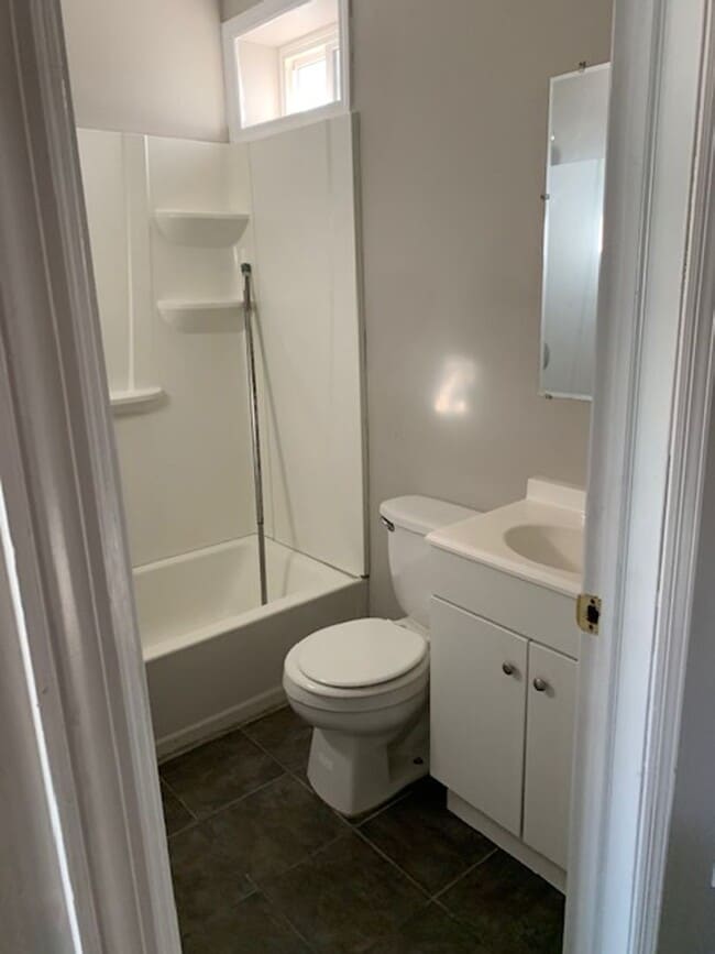 Building Photo - Charming Beautiful One Bedroom Apartment