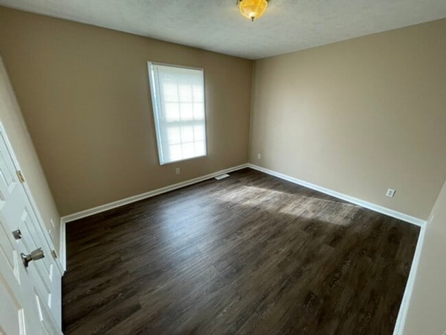 Building Photo - Large Home in Shelbyville For Rent