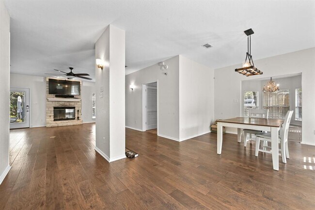 Building Photo - 201 Comanche Camp