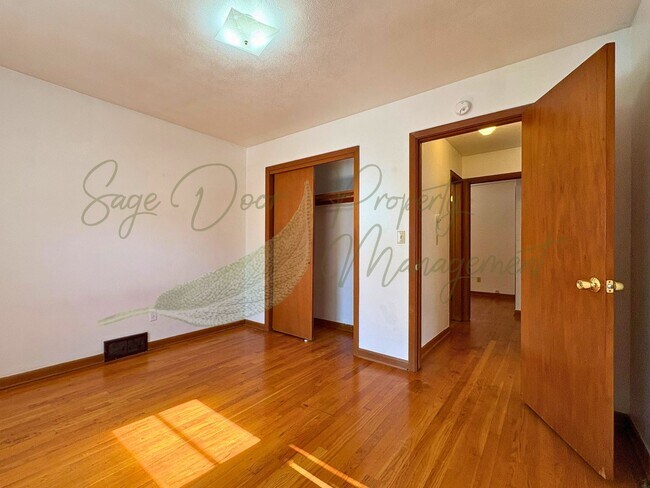 Building Photo - 522 E Short Ave