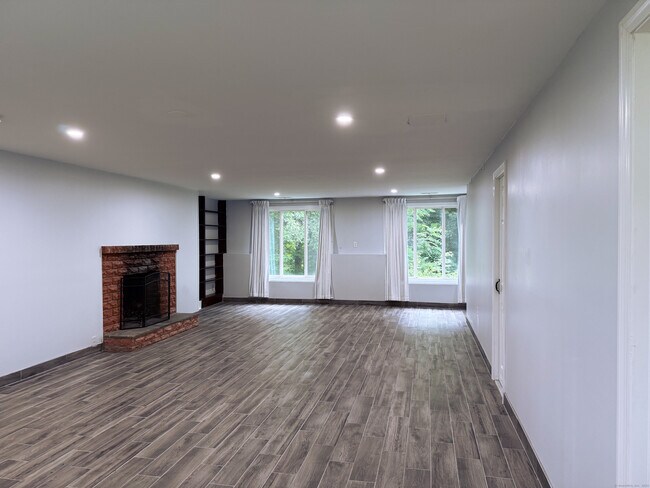 Building Photo - 182 Knoll Dr