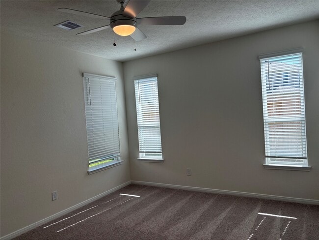 Building Photo - 4872 Sun Fls Dr