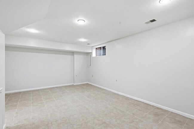 Building Photo - Welcome to this stunning end residence perfectly positioned in a highly desirable setting.